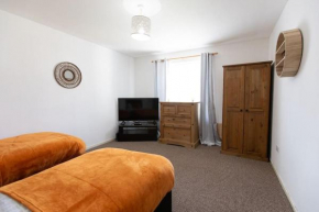 Ideal home with private parking for contractors & groups